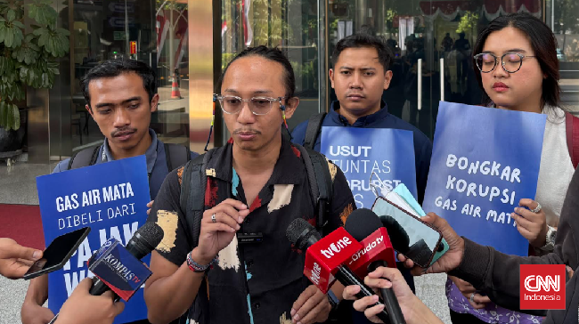 Aktivis ICW mendatangi KPK menanyakan perkembangan dugaan korupsi pengadaan gas air mata. Mereka mendesak KPK serius menindaklanjuti laporan tersebut.