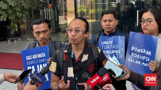 Indonesia Corruption Watch (ICW) menyambangi Gedung Merah Putih Komisi Pemberantasan Korupsi (KPK) untuk menanyakan perkembangan penanganan dugaan korupsi pengadaan gas air mata selama tahun anggaran (TA) 2022-2023 di lingkungan Polri, Jumat (15/8).