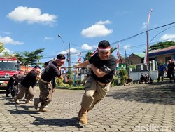 Bukan Sembarang Lomba, Satpol PP Banyumas Adu Otot Tarik Truk Damkar 7 Ton!