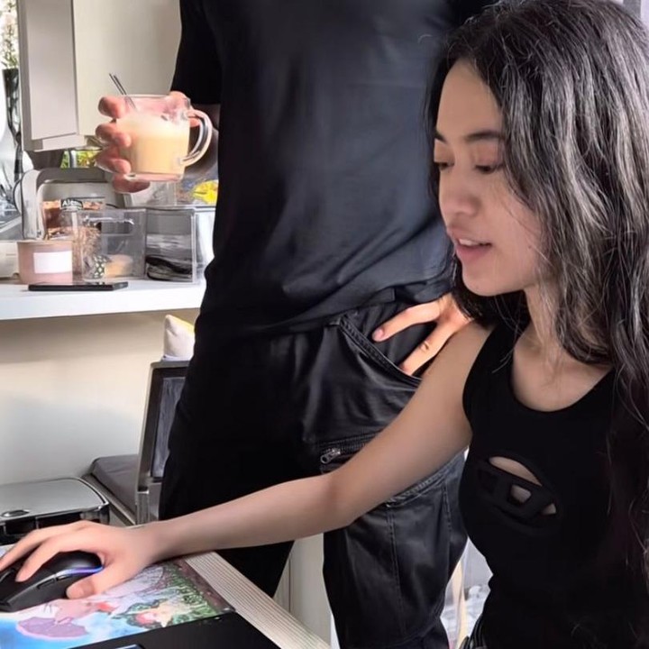 <p>Momen itu dibagikan Angie melalui sebuah video yang diunggah di Instagram Storiesnya. Pada video itu, terlihat sang putri yang tengah bersiap membuka laptop untuk memeriksa pengumuman penerimaan mahasiswa. &ldquo;Saat mengetahui hasilnya,&rdquo; tulis Angie, dikutip dari laman Instagram <em>@angie_virgin,</em> Jumat (15/8/2025).&nbsp;&nbsp;(Foto: Instagram@angie_virgin)</p>