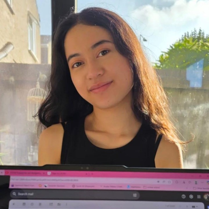 <p>Sementara itu, sang Bunda juga mengunggah foto putrinya di Stories dengan memperlihatkan bukti bahwa Serra telah diterima di Oxford, Bunda. &ldquo;Selamat <em>@serra_abbie,</em>&rdquo; tulis Angie. Pada <em>postingan</em> itu, diketahui ternyata Serra terdaftar sebagai mahasiswi jurusan Seni Rupa.&nbsp;(Foto: Instagram@angie_virgin)</p>