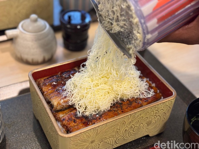 Unagi Kurofune menawarkan sajian unagi yang autentik dan lezat. Menu andalannya adalah Unagi Wagyujuu dengan Fuwa-Fuwa Butter, yang jadi favorit banyak orang.