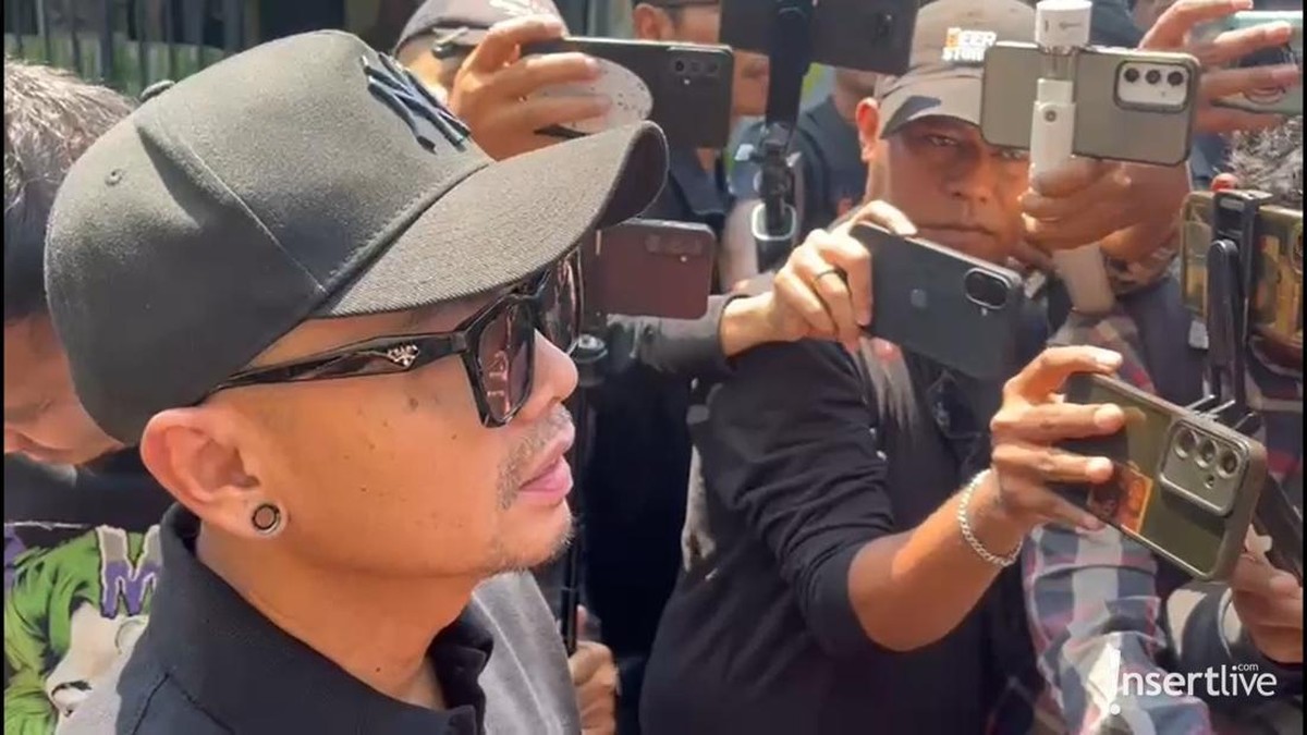 Wendy Cagur hadir di rumah duka Mpok Alpa