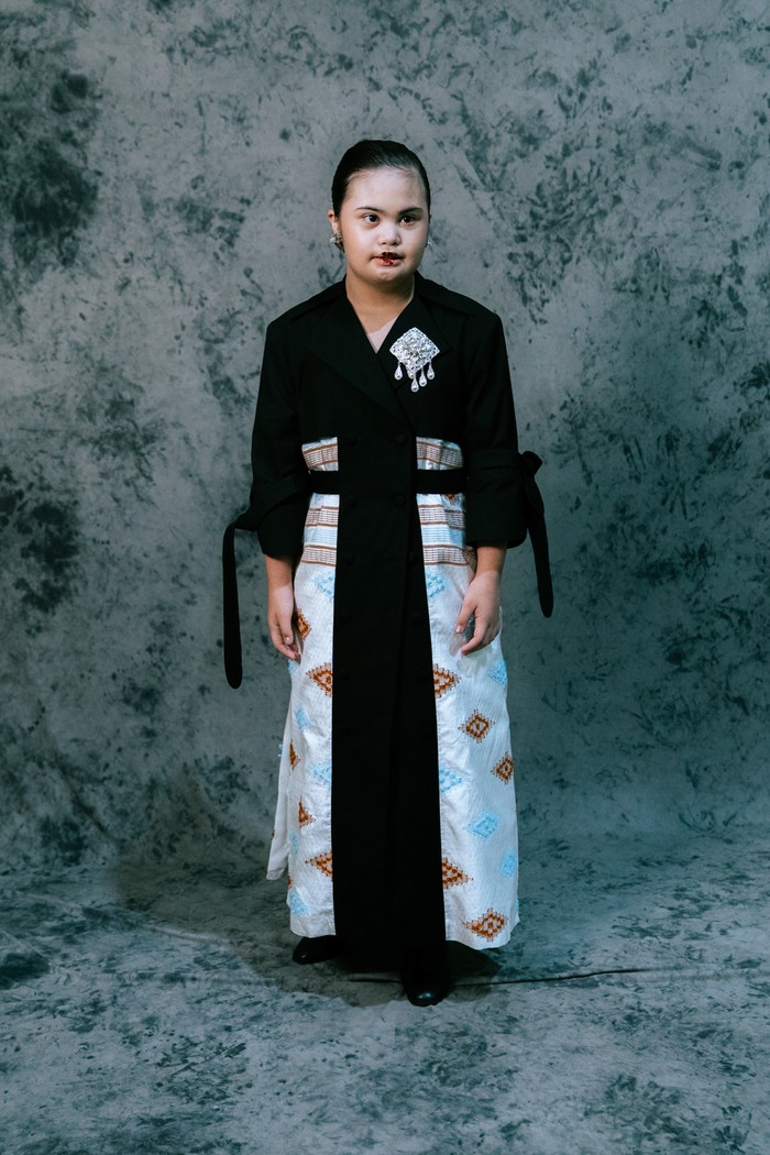 Melalui presentasinya pula, Wilsen turut menjunjung inklusivitas dan diversifikasi. Jacquelin, Aiko, dan Jennifer, 3 model difabel binaan Layak Talent Agency, berhasil membuktikan keterbatasan mereka bukan hambatan untuk berkarya, melainkan jadi kekuatan yang dapat mematahkan stigma masyarakat/ Foto: Dok. Wilsen Willim