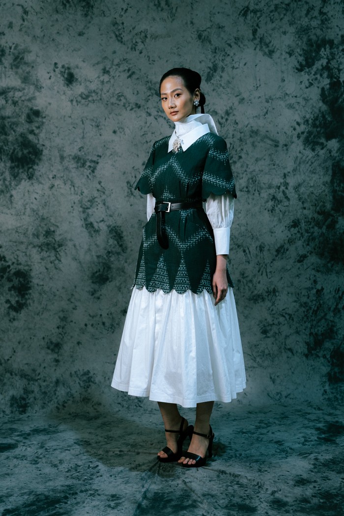 Wilsen Willim berkolaborasi dengan rumah tenun UMKM Kendra Sutra yang dipimpin Bapak Hendra Gunawan untuk ciptakan kreasi busana yang ditampilkan di Karya Kreatif Indonesia oleh Bank Indonesia dan Harper's Bazaar Indonesia/ Foto: Dok. Wilsen Willim