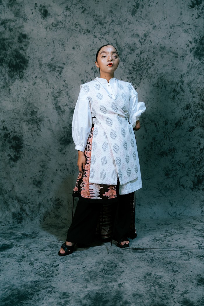 Warna-warni cerah tenun Sabilulungan, mulai dari gading, hijau pupus, biru, merah, jingga, ungu, merah jambu, hingga kuning, jadi daya tarik utama pada karya jas, celana, celemek (bib & apron), kemeja, rok, mantel, sampai kemeja terusan. Tenun juga dipadukan material lainnya, seperti katun poplin dan suiting fabric. Nuansa etnik disempurnakan aksesori dari Subeng Klasik/ Foto: Dok. Wilsen Willim