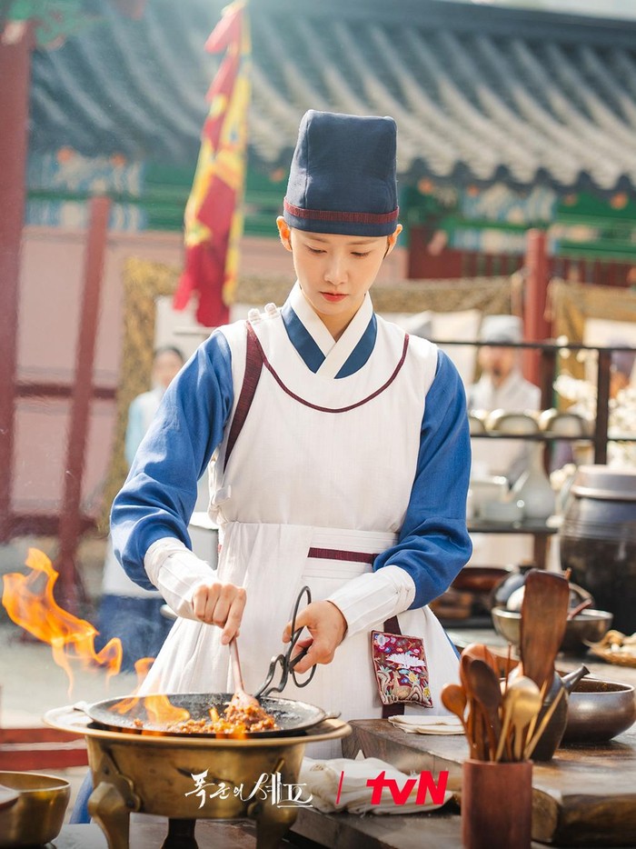 Yeon Ji Yeong juga memamerkan skill-nya dalam menyajikan berbagai masakan modern yang belum ada di masa itu, Beauties./ Foto: tvN