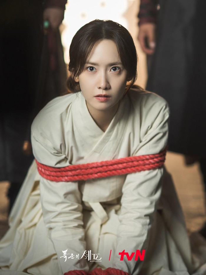 Karena suatu insiden, Yeon Ji Yeong justru terlibat melalui perlintasan waktu dan membuatnya terjebak di waktu beberapa ratus tahun silam./ Foto: tvN