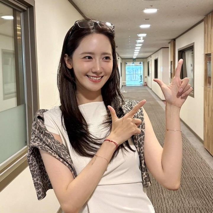 <p>Bagaimana tidak? Sang aktris yang dikenal memiliki kecantikan hampir sempurna itu disebut seringkali tampil dengan <em>makeup flawless</em> yang membuatnya terlihat begitu natural. Misalnya saja foto berikut ini ketika Yoona ketika menjadi bintang tamu dalam program <em>Radio 12 O&rsquo;Clock.&nbsp;</em>(Foto: Instagram@limyoona_official)</p>