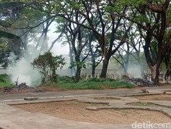 Ada Pembersihan TMP, Jalan Urip Makassar Dipenuhi Asap hingga Kantor Gubernur