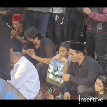 Ditemani Billy Syahputra, Anak Mpok Alpa Menatap Polos Makam Ibunya