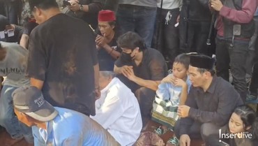 Ditemani Billy Syahputra, Anak Mpok Alpa Menatap Polos Makam Ibunya