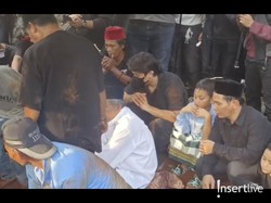 Ditemani Billy Syahputra, Anak Mpok Alpa Menatap Polos Makam Ibunya