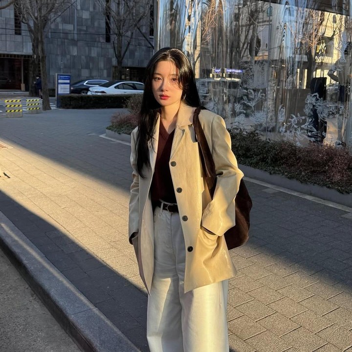 <p>Meskipun seringkali berganti gaya <em>fashion,</em> tak menghalangi pesona Chae Yeon yang selalu tampil kece. Misalnya saja seperti foto berikut ketika ia memilih gaya <em>smart casual</em> menggunakan kemeja cokelat yang dibalut <em>blazer</em> dan menggunakan celana bahan.&nbsp;(Foto: Instagram@j_chaeyeoni)</p>