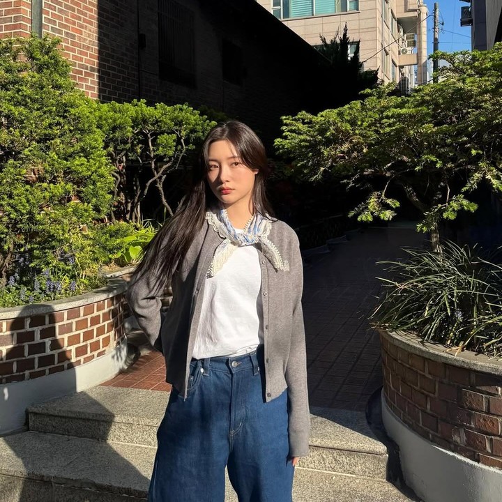 <p>Dilansir dari laman<em> Kbizoom,</em> Chae Yeon memerankan karakter Kang Hyo Min, seorang pengacara baru di firma hukum bergengsi Yullim. Ia dikenal ceroboh, tetapi cerdas dalam menghadapi krisis, dimaksudkan untuk membangkitkan empati saat belajar dan berkembang.&nbsp;(Foto: Instagram@j_chaeyeoni)</p>