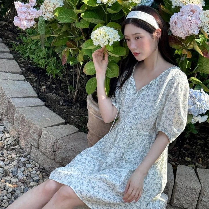 <p>Bukan hanya soal akting, Chae Yeon berhasil menjadi perhatian karena memiliki paras yang cantik. Dari laman media sosialnya, ia pun tampaknya piawai dalam padu padan <em>outfit </em>sehari-hari, Bunda.&nbsp;(Foto: Instagram@j_chaeyeoni)</p>