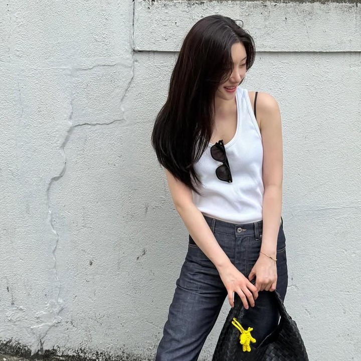<p>Namun, ia pun kerap tampil <em>causal</em> seperti mengenakan kaos dan celana jeans saat <em>hangout</em> santai. Tentu saja berbagai <em>postingan outfit out the day</em> (OOTD)-nya itu selalu menuai pujian para penggemar. &ldquo;Cantik sekali,&rdquo; tulis akun <em>@mayrape****.</em> &ldquo;Kamu luar biasa,&rdquo; tulis akun <em>@musda_arunik****.</em> (Foto: Instagram@j_chaeyeoni)</p>