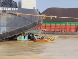Kapal Getek Tertabrak Tongkang di Sungai Musi, Tidak Ada Korban Jiwa
