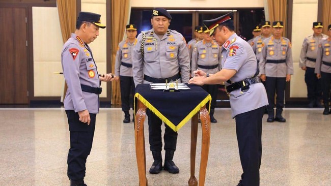 Komjen Dedi Prasetyo resmi dilantik jadi Wakapolri menggantikan Komjen (purn) Achmad Dofiri yang pensiun.