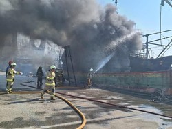 Kebakaran di Muara Baru Hanguskan 4 Kapal Nelayan, Penyebab Diselidiki