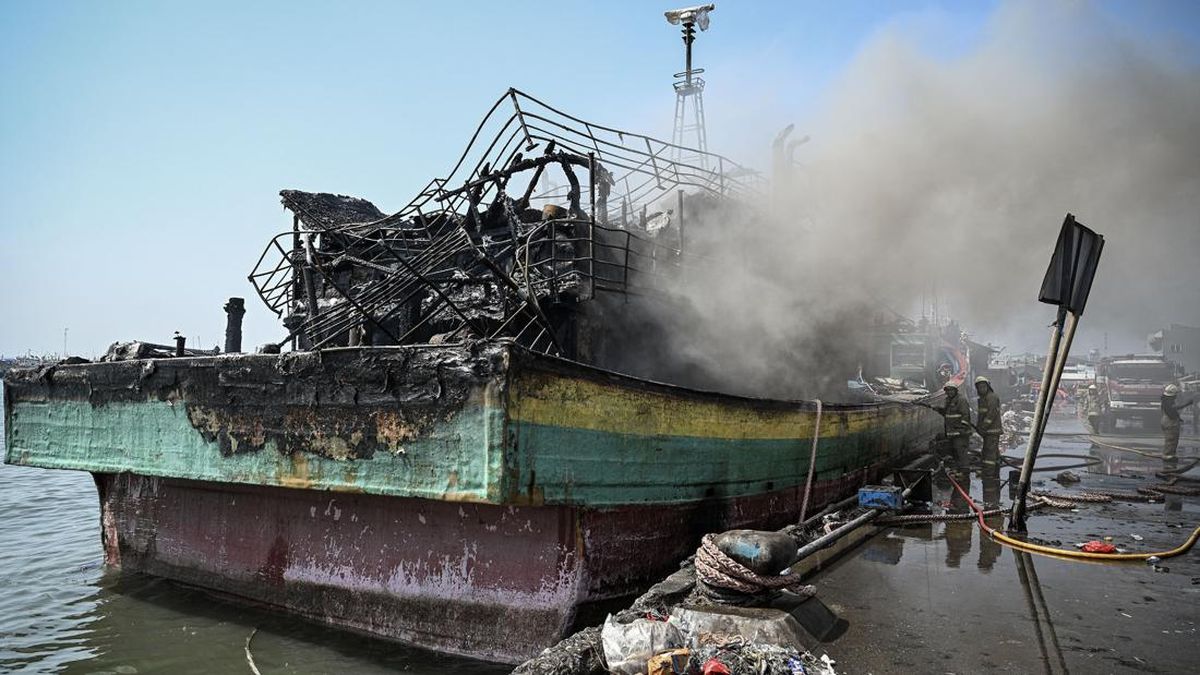 Dua Kapal Nelayan Terbakar di Pelabuhan Muara Baru Jakut
