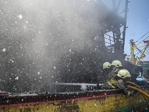 FOTO: Kebakaran Kapal Nelayan di Muara Baru Jakarta
