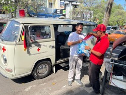Rayakan Kemerdekaan, Komunitas VW Surabaya-Sidoarjo Berbagi Paket Sembako