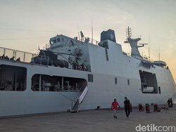 KRI Semarang Berlabuh di Lombok Barat, Taruna AAL Siap Meriahkan HUT ke-80 RI
