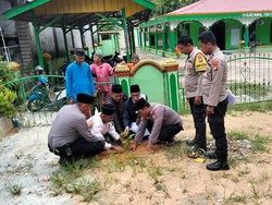 Dukung Green Policing, LAM Medang Kampai Ikut Tanam Pohon di Masjid