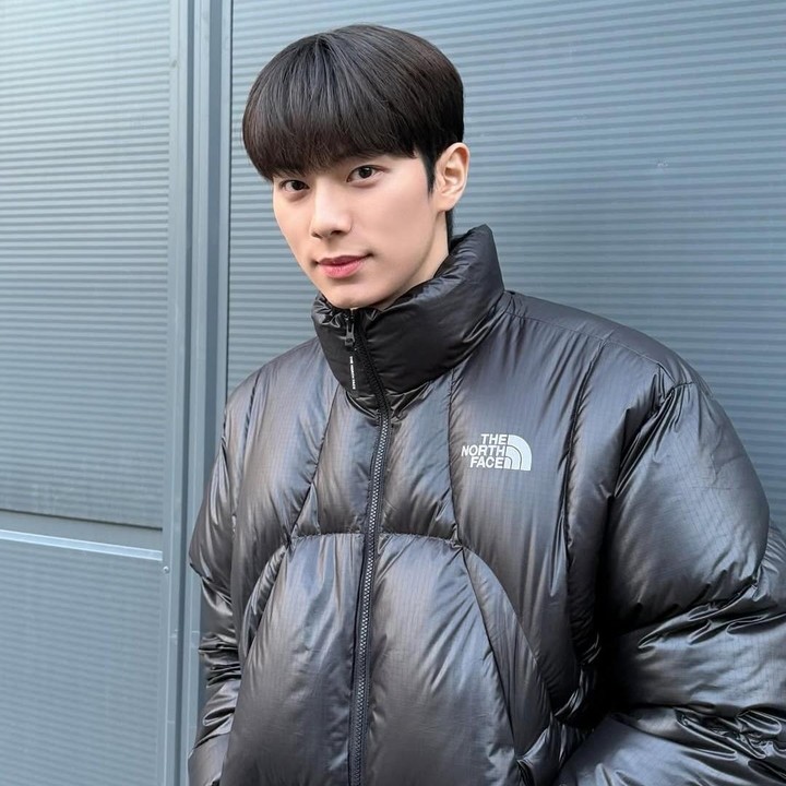 <p>Tak hanya itu, pesonanya yang tampan pun selalu berhasil menuai pujian para penggemar. Hal tersebut diketahui langsung melalui kolom komentar berbagai <em>postingan</em>-nya. &ldquo;Awww chaemin ku ganteng bngttt,&rdquo; tulis akun <em>@uyuyy****.</em> &ldquo;ih cakep banget,&rdquo; tulis akun <em>@nayyadd****.&nbsp;</em>(Foto: Instagram@l.c.m___)</p>