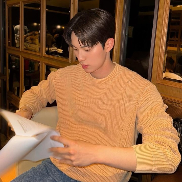<p>Chae Min mengawali debutnya di dunia hiburan Korea melaliu drama <em>High Class </em>(2021) sebagai pemeran pendukung. Ia pun kemudian melebarkan sayapnya dengan banyak peran dalam berbagai drama yang dibintangi.&nbsp;(Foto: Instagram@l.c.m___)</p>