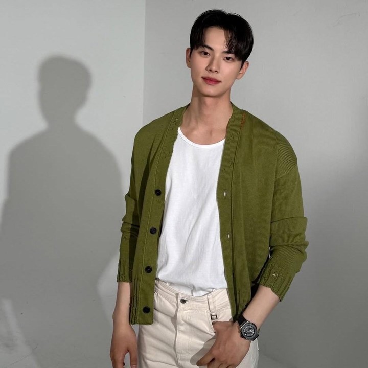 <p>Bahkan, kemampuannya dalam beradu akting juga semakin menjadi perhatian setelah dia berperan sebagai Kang Ha dalam drama <em>Hierarchy </em>(2024). Drama tersebut membuat Cha Min menarik 1,7 juta pengikut di media sosial.&nbsp;(Foto: Instagram@l.c.m___)</p>