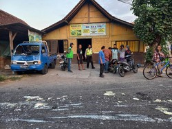 Pikap Seruduk 2 Motor Berhenti di Lampu Merah Baturetno Bantul