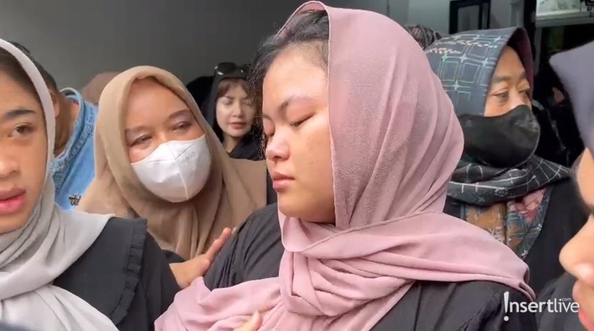 Momen Anak Pertama Beri Ciuman Terakhir ke Mpok Alpa Usai Pingsan Berulang Kali