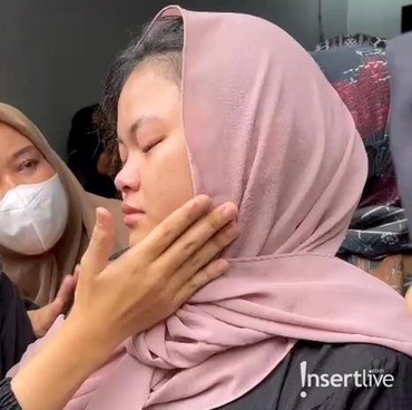 Detik-detik Sherly Beri Ciuman Terakhir ke Mpok Alpa Usai Pingsan Berulang Kali