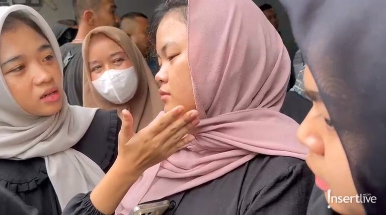 Momen Anak Pertama Beri Ciuman Terakhir ke Mpok Alpa Usai Pingsan Berulang Kali