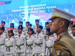 Paskibraka Pembawa Baki Upacara Penurunan Bendera: Aliah Sakira dari Sulsel