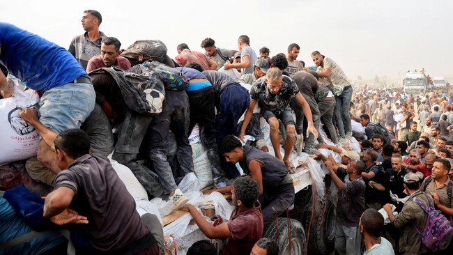 Jadikan Zona Perang, Militer Israel Akan Mulai Relokasi Warga Gaza Agresi militer Israel di Gaza berlanjut, menyebabkan 62 ribu tewas, kebanyakan wanita dan anak-anak. Israel memerintahkan relokasi penduduk ke selatan.