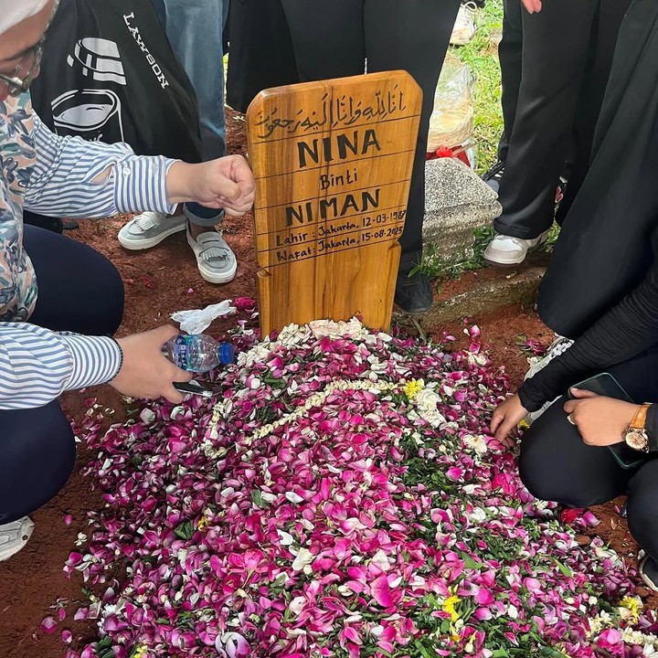 <p>Komedian dan presenter Nina Carolina atau akrab disapa Mpok Alpa meninggal dunia pada Jumat (15/8/25), di usia 38 tahun. Mpok Alpa tutup usia di RS Dharmais setelah berjuang melawan kanker selama beberapa tahun terakhir. (Foto: Instagram @raffinagita1717)</p>