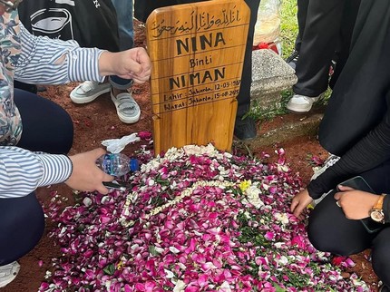 Momen Haru Keluarga dan Sahabat Antar Mpok Alpa ke Tempat Peristirahatan Terakhir