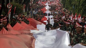 FOTO: Kibar Merah Putih Raksasa di Seantero Negeri