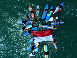Peselancar Pantai Legian Kibarkan Bendera Merah Putih di Tengah Laut
