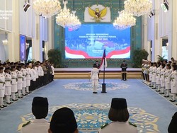 Mensesneg Kukuhkan 76 Anggota Paskibraka 2025 di Istana, Megawati Hadir