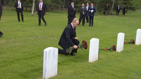 VIDEO: Putin Letakkan Bunga di Makam Pilot Soviet