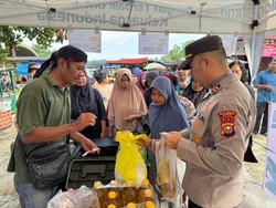 Bantu Warga-Stabilisasi Harga, Polisi di Dumai Gelar Pasar Pangan Murah