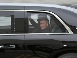 Senyuman Putin Naik Benteng Berjalan The Beast, Semobil dengan Trump