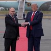 VIDEO: Momen Jabat Tangan Trump-Putin di Alaska, Diiringi Jet B2 AS