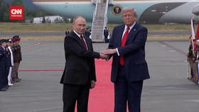 VIDEO: Momen Jabat Tangan Trump-Putin di Alaska, Diiringi Jet B2 AS