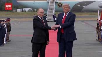 VIDEO: Momen Jabat Tangan Trump-Putin di Alaska, Diiringi Jet B2 AS