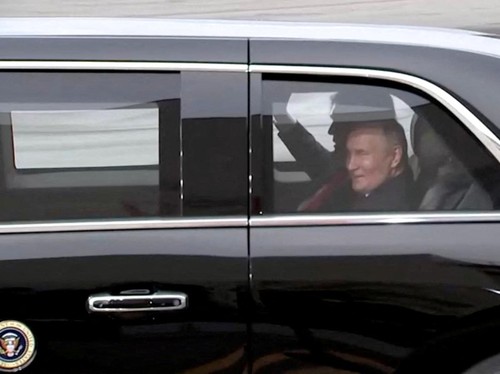 Putin Tersenyum Saat Diajak Trump Naik Limosin The Beast